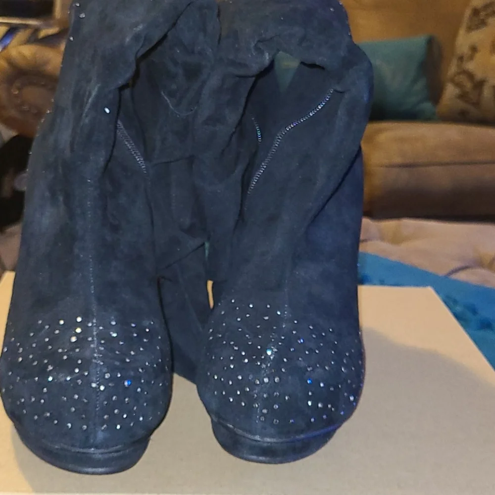 Boots - Picture 2 of 8